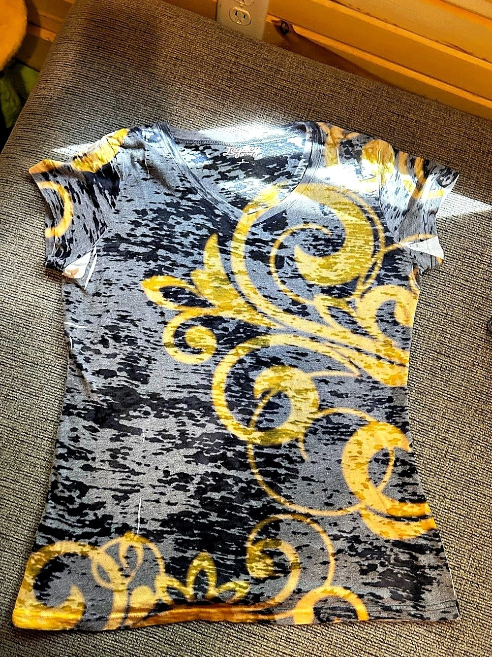 Legacy Abstract Graphic Short Sleeve tissue Tee in Gray & Yellow